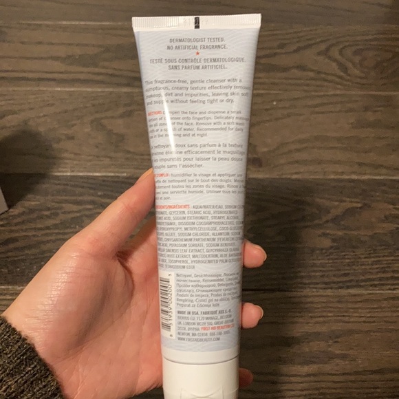 First aid beauty face wash - Picture 2 of 2